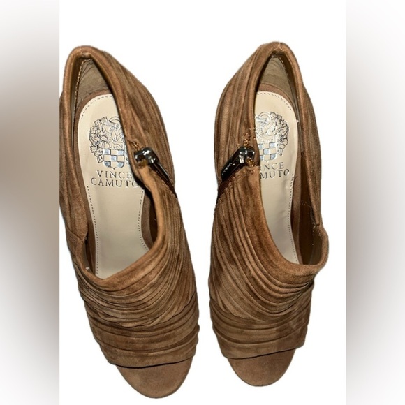 VINCE CAMUTO WOMEN’S SUEDE ANKLE BOOTIES, CAMEL - Picture 6 of 11